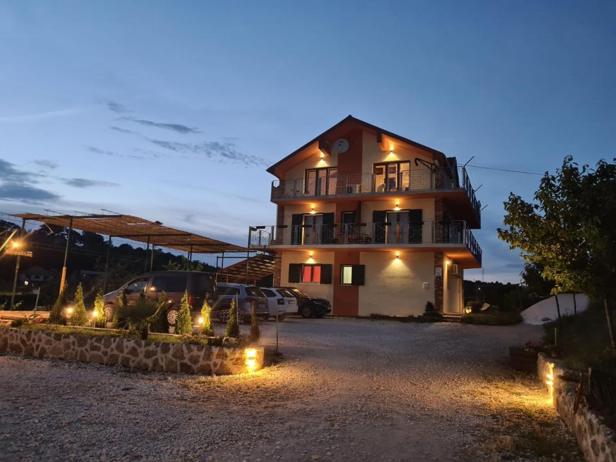 Guest House Slatki Snovi Knin Exteriör bild